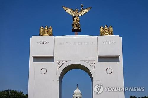 트럼프 개선문 모형 [연합뉴스]