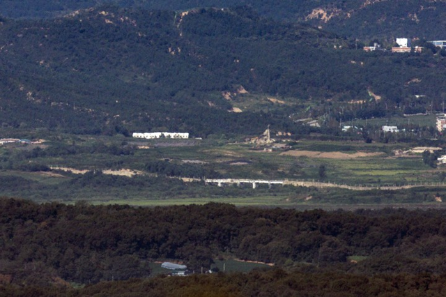 지난 9월 8일 경기도 파주시 접경지역에서 바라본 서부전선 비무장지대(DMZ)에서 북측이 쌓은 방벽 일대가 적막하다. [파주=연합뉴스]