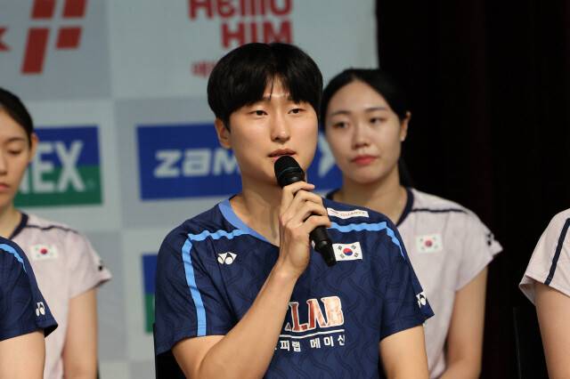 배드민턴 국가대표 김원호가 지난 8일 충북 진천 국가대표 선수촌에서 열린 2026 아이치·나고야 아시안게임 대한배드민턴협회 미디어데이에서 발언하고 있다. 최현수 기자 emd@hani.co.kr