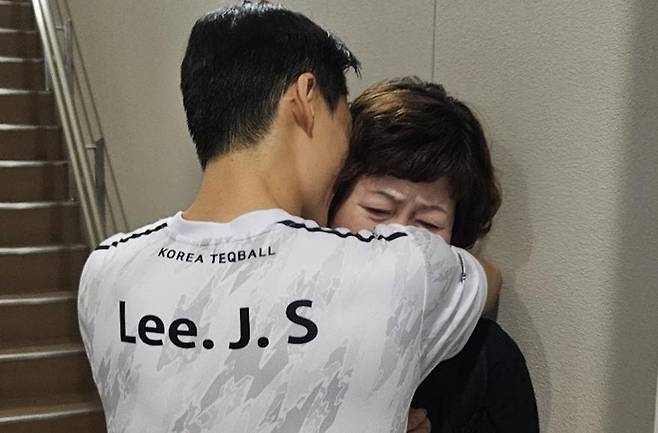 이준석이 19일 일본 나고야 히가시 스포츠센터에서 열린 테크볼 남자 싱글 준결승에서 승리한 뒤 어머니 윤순정씨와 포옹하고 있다. 나고야=김형준 기자