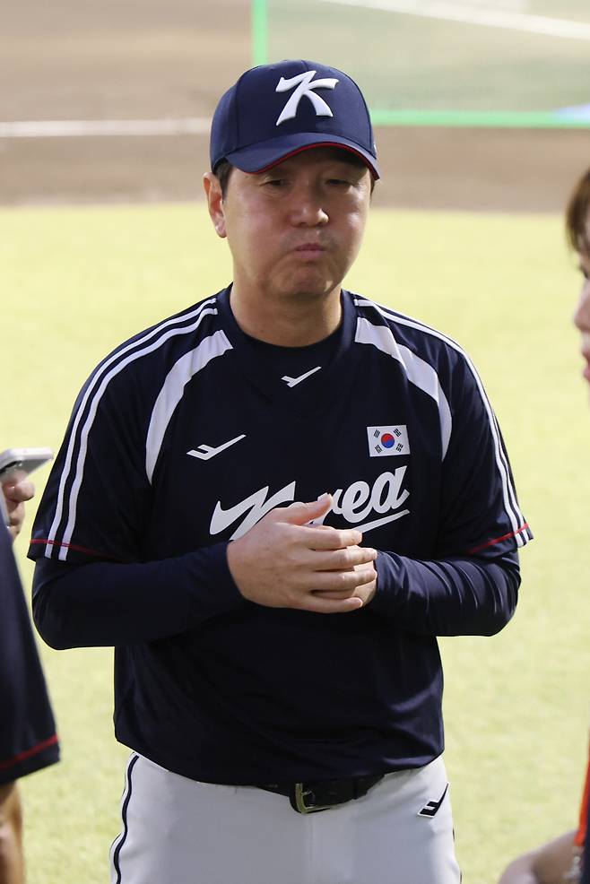 2026 아이치·나고야 아시안게임에 출전하는 대한민국 야구 대표팀 류지현 감독이 대만과의 조별리그 1차전을 하루 앞둔 20일 일본 아이치현 오카자키 중앙종합공원야구장에서 열린 훈련이 끝난 뒤 더그아웃으로 향하고 있다. [연합뉴스]