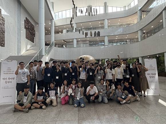 ‘2026 사제동행 역사 크리에이터 캠프-역사를 담아내다’ 출정식 참석자들이 단체촬영을 하고 있다 [사진=경북교육청]