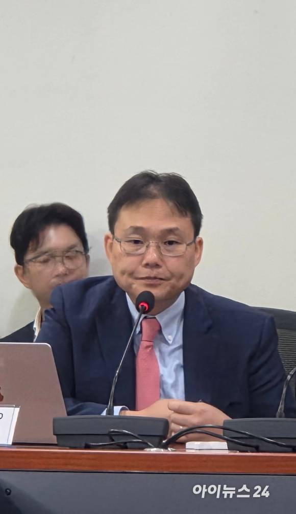 댄 킴 테크인사이츠 CSO가 21일 국회 의원회관에서 열린 '대한민국 AI·반도체 메가 프로젝트 지원을 위한 산업 세미나'에서 발제를 하고 있다. [사진=박지은 기자]