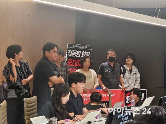 21일 오후 경기 성남시 HL만도 판교 사옥에서 열릴 예정이던 ‘故 김승모 노동자 사망 사건 관련 사과 성명 및 종합안전개선대책 발표’ 기자회견장에 고인의 유족과 금속노조 조합원들이 항의하고 있다. [사진=설재윤 기자]