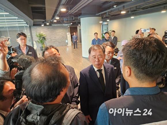 21일 오후 HL만도 판교 사옥 기자회견장 입구에서 HL만도 경영진이 기자회견장에 입장하지 못한 채 유족 및 취재진에 둘러싸여 질문과 항의를 받고 있다. [사진=설재윤 기자]