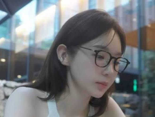 일명 '금자안경'을 착용한 강민경/사진=강민경 인스타그램