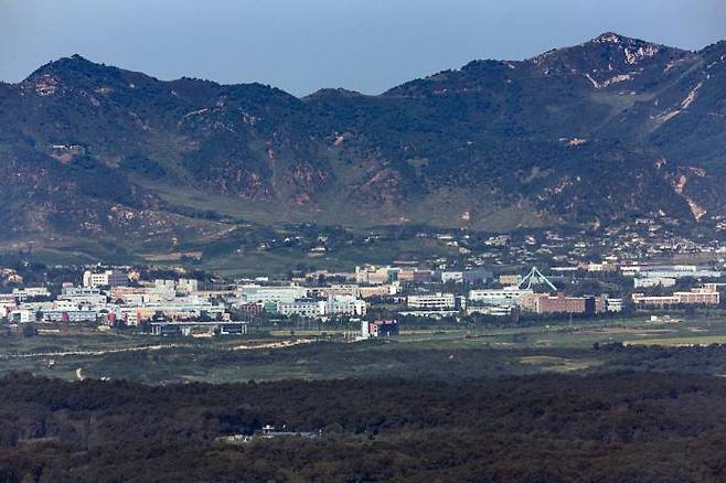 지난 8일 경기도 파주시 접경지역에서 바라본 서부전선 비무장지대(DMZ)와 개성공단 일대가 적막하다. 연합뉴스