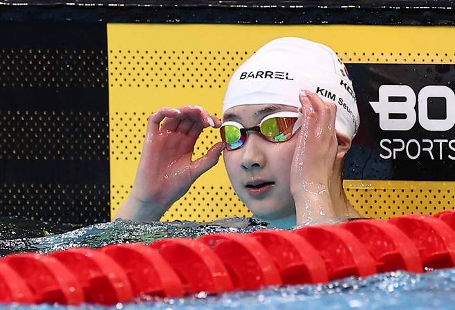 21일 도쿄 아쿠아틱스 센터에서 열린 2026 아이치·나고야 아시안게임 수영 여자 50m 개인 배영 결승. 동메달을 획득한 경기체고 김승원이 기록을 확인하고 있다. 연합뉴스
