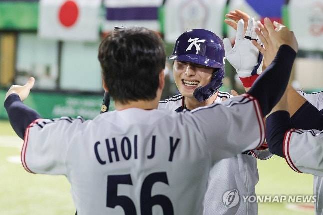 8회말 2사 주자 없는 상황 대한민국 윤동희가 솔로 홈런을 친 뒤 홈으로 들어오며 동료들과 함께 기뻐하고 있다.[연합뉴스]