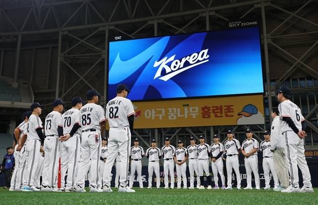 2026 아시안게임에 출전하는 한국 야구 대표팀 류지현 감독(6번)과 선수들이 15일 고척스카이돔에서 열린 공식 훈련 전 한 자리에 모여 있다. 사진=연합뉴스