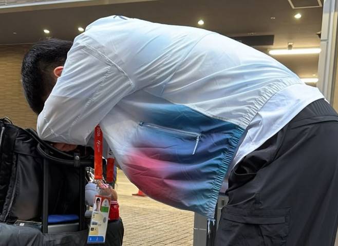 버스가 오지 않아 지친 한국 남자 농구 대표팀의 모습/사진=여준석 SNS