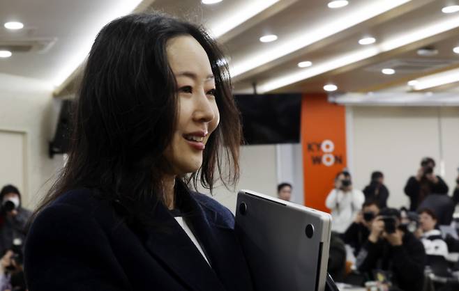 민희진 전 어도어 대표가 공개석상에서 '아일릿 카피 의혹'을 제기하는 데 대해 뉴진스 멤버들이 걱정했다는 증거가 법정에 제출됐다. 사진은 지난 2월 민희진 오케이 레코즈 대표의 기자회견 모습. /사진=뉴시스