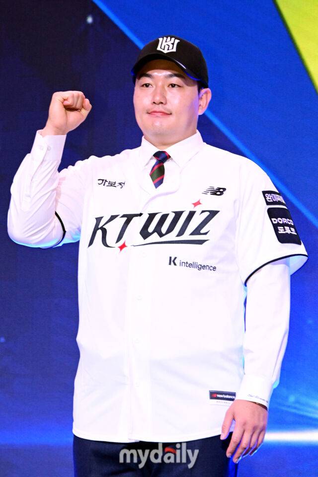 21일 오후 서울 잠실동 롯데호텔 월드 크리스탈볼룸에서 진행된 ‘2027 KBO 신인드래프트’에서 KT 유니폼을 입은 최지만이 포즈를 취하고 있다./잠실=곽경훈 기자