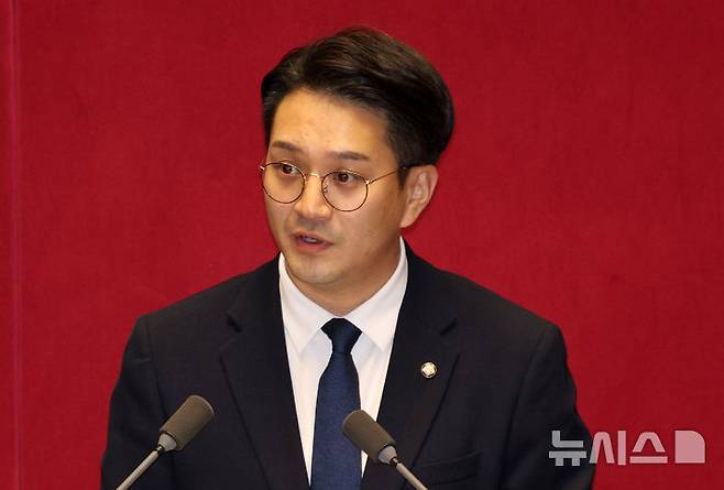 [서울=뉴시스] 고범준 기자 = 전용기 더불어민주당 의원이 9일 서울 여의도 국회에서 열린 제439회 국회(정기회) 제5차 본회의 정치 분야에서 대정부 질문을 하고 있다. 2026.09.09. bjko@newsis.com