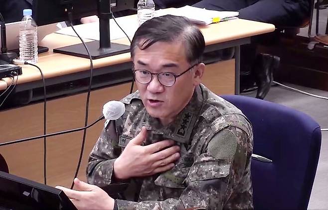 [서울=뉴시스] 조성우 기자 = 12·3 비상계엄 당시 국회와 중앙선거관리위원회 등에 병력을 투입한 혐의로 재판에 넘겨진 여인형 전 국군방첩사령관과 이진우 전 수도방위사령관이 1심에서 각각 징역 18년과 15년이라는 중형을 선고받았다. 사진은 여 전 사령관이 지난해 11월 24일 서울 서초구 서울중앙지방법원에서 열린 윤석열 전 대통령의 내란 우두머리 및 직권남용 권리행사 방해 혐의 사건 속행 공판에 증인으로 출석해 답변하는 모습. (사진=서울중앙지방법원 제공) 2026.09.21. photo@newsis.com *재판매 및 DB 금지