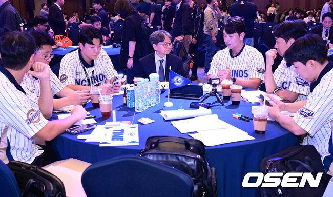 [OSEN=최규한 기자] 21일 오후 서울 잠실동 롯데호텔 월드 크리스탈볼룸에서 ‘2027 KBO 신인드래프트’가 열렸다.&nbsp;이번 신인드래프트는 2025시즌 순위의 역순에 따라 키움 히어로즈, 두산 베어스, KIA 타이거즈, 롯데 자이언츠, KT 위즈, NC 다이노스, 삼성 라이온즈, SSG 랜더스, 한화 이글스, LG 트윈스 순서로 1라운드부터 11라운드까지 지명할 수 있다.&nbsp;NC 임선남 단장과 관계자들이 드래프트를 준비하고 있다. 2026.09.21 / dreamer@osen.co.kr