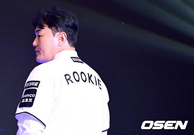 [OSEN=최규한 기자] 21일 오후 서울 잠실동 롯데호텔 월드 크리스탈볼룸에서 ‘2027 KBO 신인드래프트’가 열렸다.&nbsp;이번 신인드래프트는 2025시즌 순위의 역순에 따라 키움 히어로즈, 두산 베어스, KIA 타이거즈, 롯데 자이언츠, KT 위즈, NC 다이노스, 삼성 라이온즈, SSG 랜더스, 한화 이글스, LG 트윈스 순서로 1라운드부터 11라운드까지 지명할 수 있다.&nbsp;전체 15순위로 KT 지명을 받은 최지만이 기념촬영을 준비하고 있다. 2026.09.21 / dreamer@osen.co.kr