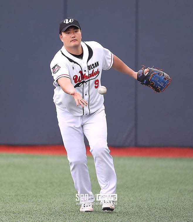▲ 올해 울산 웨일즈 소속으로 KBO 퓨처스리그에 출전한 최지만이 21일 열린 2027 KBO 신인드래프트에서 2라운드 15순위로 KT 위즈의 지명을 받았다. 1라운드 지명이 예상되기도 했지만 2라운드까지 밀린 끝에 마법사 군단에 합류하게 됐다. ⓒ곽혜미 기자