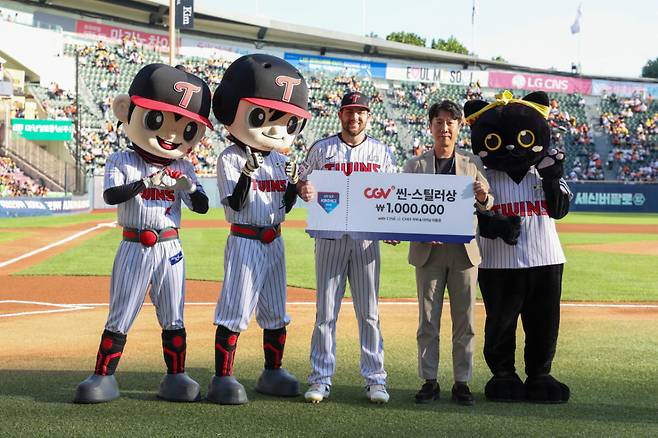 LG 트윈스 오스틴 딘(가운데). /사진=KBO 제공
