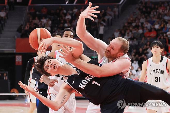 치열한 한일전 (나고야=연합뉴스) 윤동진 기자 = 13일 일본 나고야 아이치 인터내셔널 아레나에서 열린 2026 아이치·나고야 아시안게임 남자 농구 예선 대한민국 대 일본 경기. 이현중이 볼다툼을 벌이고 있다. 2026.9.13 mon@yna.co.kr