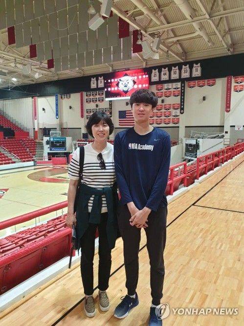 어린 시절 이현중과 모친 성정아 대한민국 농구협회 이사 [연합뉴스 자료사진]