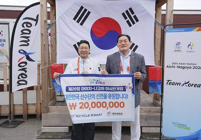 이상현 한국 선수단장에게 격려금을 전달한 하형주 체육공단 이사장(오른쪽). [국민체육진흥공단 제공. 재판매 및 DB 금지]