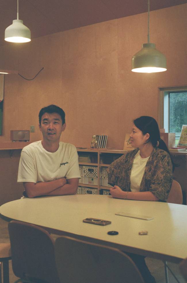 이야기를 나누는 유지황(왼쪽) 씨와 오린지 씨. /박수진