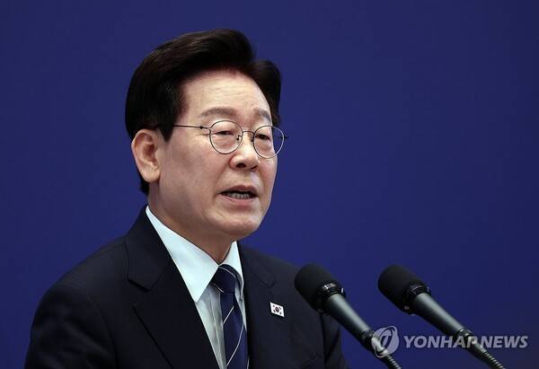 이재명 대통령이 18일 청와대 영빈관에서 열린 기자회견에서 취재진 질문에 답하고 있다. [사진제공=연합뉴스]