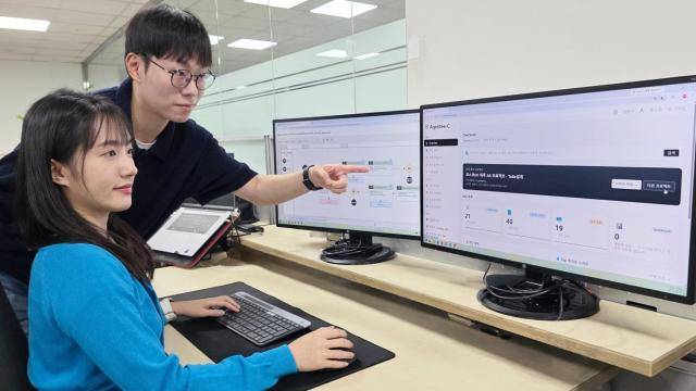 포스코DX의 AX 컨설턴트 직원들이 AI에이전트가 도출한 컨설팅 산출물을 검토하고 있다 [사진=포스코DX]