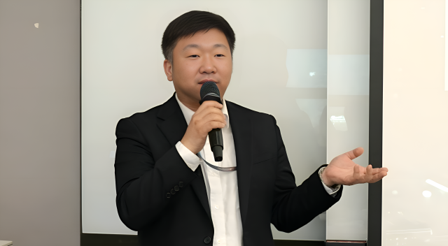 김은성 KISA 위협대응정책팀장이 21일 AI와 사이버보안의 변화와 보안 특화 파운데이션 모델의 필요성에 대해 설명하고 있다 [사진=KISA]