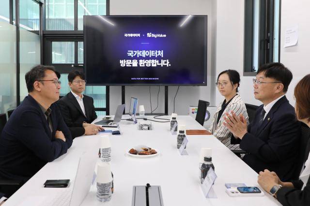 22일 안형준 국가데이터처장이 서울 성동구의 데이터 기술 기업 ‘빅밸류’를 방문하여 인공지능(AI) 기반 데이터 행정혁신 방안에 관해 논의하고 있다. [사진=국가데이터처]