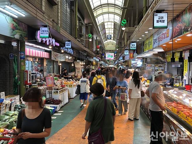 사람들이 장을 보러 돌아다니는 망원시장 모습. [사진=김유진 기자]