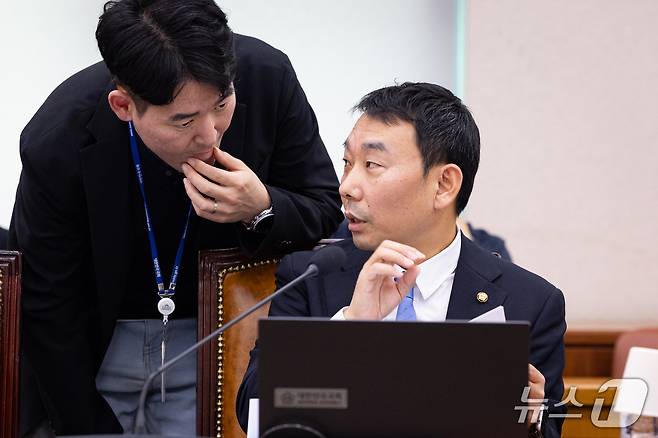 김용민 더불어민주당 의원이 21일 서울 여의도 국회에서 열린 제439회 국회(정기회) 법제사법위원회 제7차 전체회의에서 직원과 대화하고 있다. 이날 국민의힘 위원들은 조희대 대법원장 국정감사 증인 채택에 반발해 박형수 간사 외 회의에 불참했고, 법사위는 기관증인들만 채택 후 일반증인 등은 추후 논의하기로 의결했다. 최길수 특별감찰관 후보자에 대한 인사청문보고서 역시 야당의 반대 의견으로 채택하지 못하고 다음 회의에서 논의하기로 했다. 2026.9.21 ⓒ 뉴스1 유승관 기자