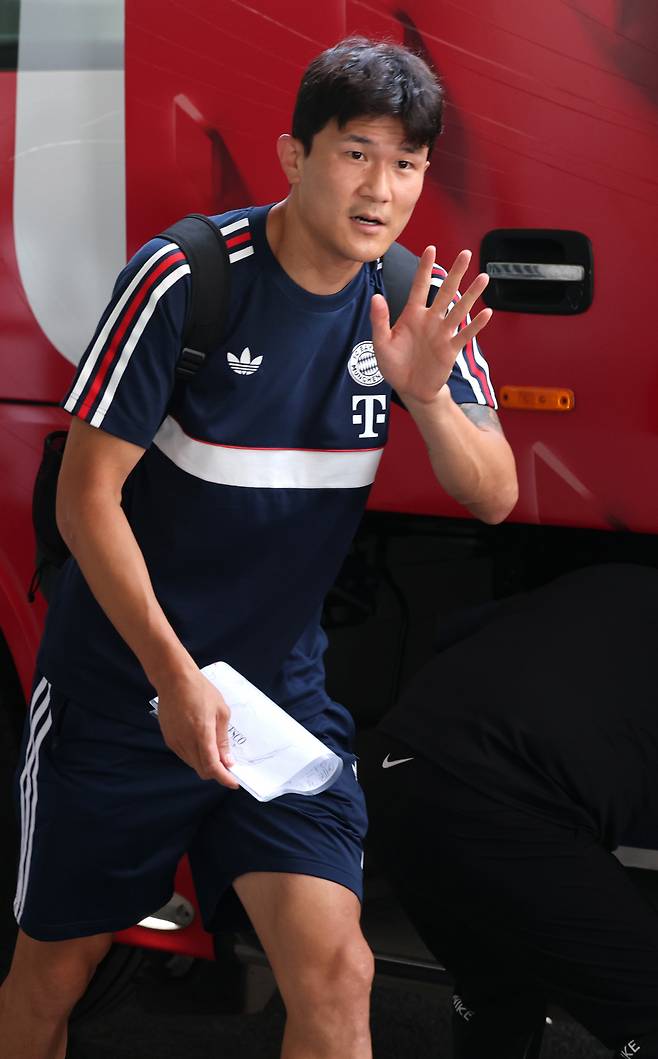 제주 도착한 FC 바이에른 뮌헨 김민재      (제주=연합뉴스) 박지호 기자 = 오는 4일 예정된'아우디 풋볼 써밋 2026 제주SK FC vs FC 바이에른 뮌헨'친선경기를 앞두고 2일 오후 FC 바이에른 뮌헨 김민재가 제주국제공항을 통해 입국하고 있다. 2026.8.2      jihopark@yna.co.kr  (끝)      <저작권자(c) 연합뉴스, 무단 전재-재배포, AI 학습 및 활용 금지>