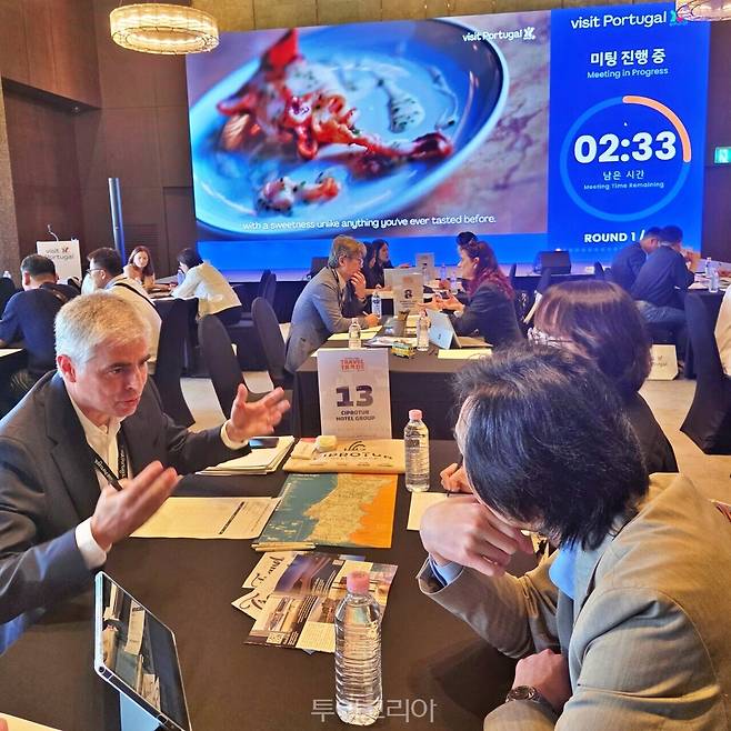 지난 21일 열린 '포르투갈 관광 로드쇼(VisitPortugal Travel Trade Marketplace Korea)에서 1대1 미팅을 하고 있는 포트투갈-한국 여행 관계자들.&nbsp;/사진-투어코리아