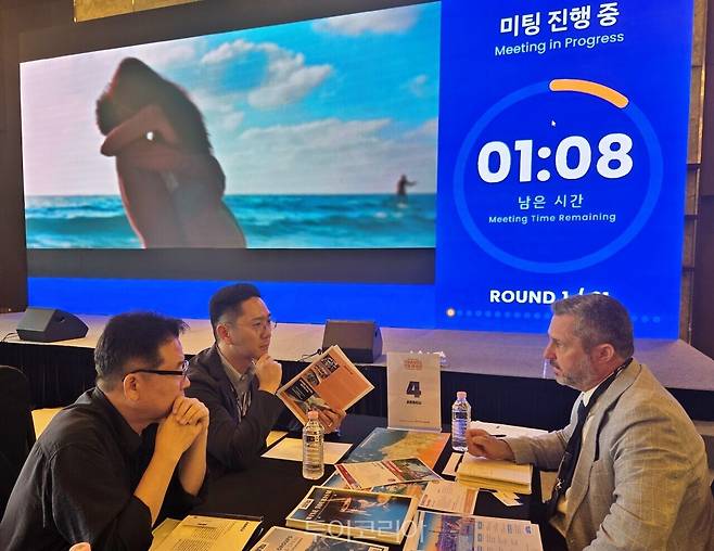 지난 21일 열린 '포르투갈 관광 로드쇼(VisitPortugal Travel Trade Marketplace Korea)에서 1대1 미팅을 하고 있는 포트투갈-한국 여행 관계자들.&nbsp;/사진-투어코리아