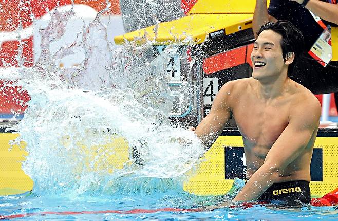 한국 수영 단거리 간판 김영범이 21일 도쿄 아쿠아틱스 센터에서 열린 2026 아이치 나고야 아시안게임 수영 남자 50m 개인 자유형 결선에서 금메달을 딴 뒤 물보라를 튀기며 환호하고 있다. 대회 신기록(21초66)을 세운 김영범은 이번 대회 한국 수영 선수단의 첫 금메달의 주인공이 됐다. /뉴시스