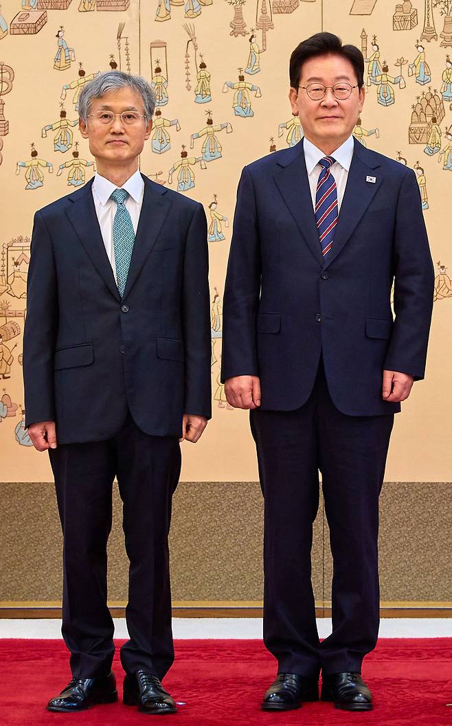 21일 청와대에서 열린 대법관 서훈 및 임명장 수여식에서 이재명 대통령과 조희대 대법원장이 기념촬영을 하고 있다. /2026.09.21 청와대 제공