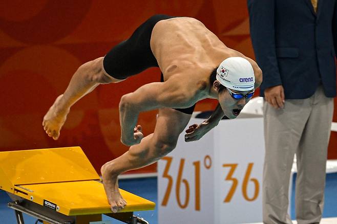김영범이 21일 일본 도쿄 아쿠아틱스센터에서 열린 2026 아이치·나고야 아시안게임 수영 남자 자유형 50m 결선에서 출발하고 있다. 김영범은 이 경기에서 21초66의 대회 신기록으로 금메달을 차지했다. 도쿄=하상윤 기자