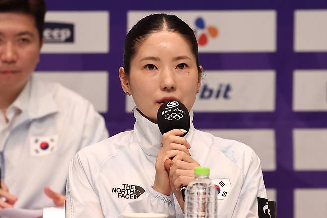 펜싱 여자 국가대표 송세라가 충북 진천 국가대표선수촌에서 열린 2026 아이치·나고야 아시안게임 D-30 미디어데이에서 인터뷰하고 있다. 연합뉴스