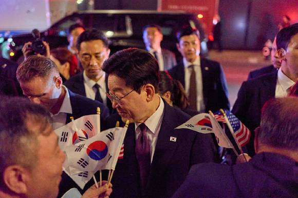 유엔총회 참석차 미국 뉴욕을 방문한 이재명 대통령 부부가 21일(현지시간) 코리아타운을 방문해 시민들과 인사를 하고 있다. 2026.9.22 [공동취재 제공. 재판매 및 DB 금지] [사진=연합뉴스]