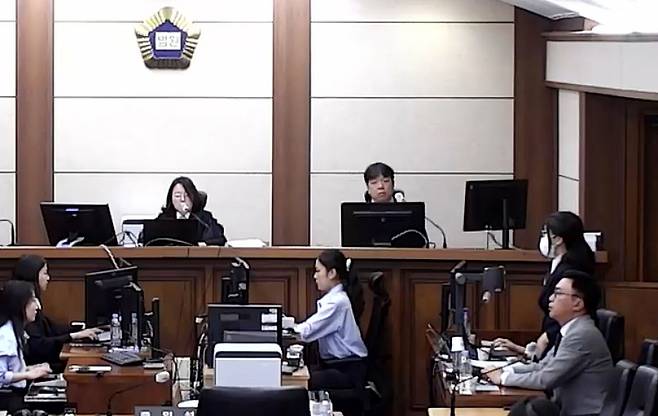 각종 인사·이권 청탁과 함께 고가 귀금속을 받은 이른바 '매관매직' 혐의로 기소된 김건희 여사가 26일 서울 서초구 서울중앙지방법원에서 열린 특정범죄 가중처벌법상 알선수재 혐의 사건 2심 선고 공판에 출석해 선고 내용을 듣고 있다. 서울고법 형사15-3부(성언주 원익선 이희준 고법판사)는 김 여사에게 징역 5년을 선고했다. 이우환 화백 진품 그림, 반클리프 목걸이, 브로치 등의 몰수와 2천440만원 추징도 명했다. 2026.9.22 [서울고법 제공. 재판매 및 DB 금지] [사진=연합뉴스]