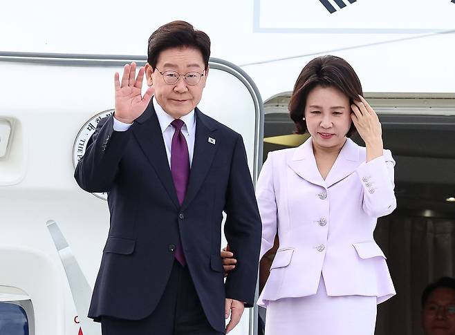 이재명 대통령과 김혜경 여사가 21일(현지시간) 유엔 총회 참석을 위해 미국 뉴욕 JFK 공항에 도착해 환송객들에게 인사하고 있다. 뉴스1