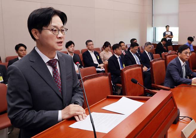 (서울=뉴스1) 황기선 기자 = 김정관 산업통상부 장관과 22일 오전 서울 여의도 국회에서 열린 산업자통상자원중소벤처기업위원회 전체회의에서 '대한민국과 미합중국 간 전략적투자의 운영 및 관리를 위한 특별법'에 따른 대미투자 사전보고를 하고 있다.  2026.9.22/뉴스1  Copyright (C) 뉴스1. All rights reserved. 무단 전재 및 재배포,  AI학습 이용 금지. /사진=(서울=뉴스1) 황기선 기자