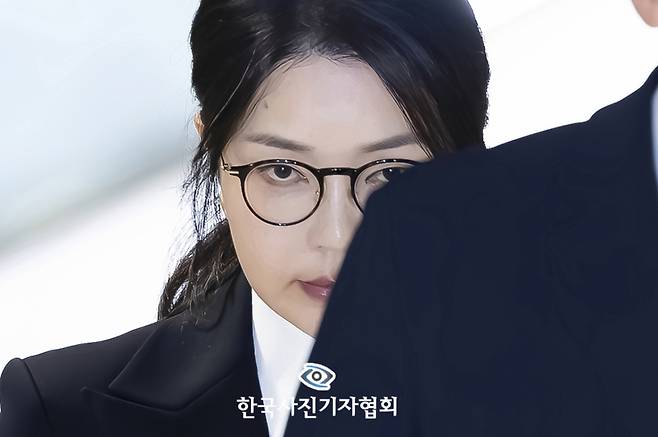 김건희 여사가 서울 종로구 김건희 특검팀(특별검사 민중기) 사무실에서 피의자 신분으로 첫 조사를 마친 뒤 밖으로 나서고 있다. /사진=뉴시스