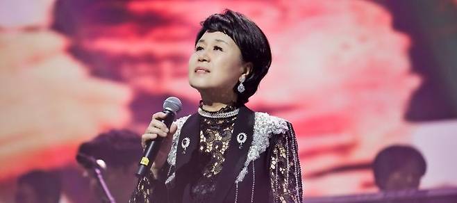 Kim Bong-gon, the father of trot singer Kim Da-hyun and a traditional Korean music instructor, stated regarding senior singer Shim Soo-bongs public criticism, I would accept it willingly if it were a legitimate criticism, but the method of evaluation conducted on a festival stage meant to be a performance interacting with the audience is regrettable.According to the entertainment industry on the 22nd, Instructor Kim conveyed his position and the situation at the time, stating that he had received an apology from Shim Soo-bongs side through various media outlets, including JTBCs Case Manager, the previous day.Instructor Kim revealed that his daughter, Kim Da-hyun, burst into tears after being deeply shocked upon checking the monitoring footage while traveling.He noted, The childs hurt was even greater because the words came from a senior artist she has respected enough to sing her signature songs at concerts, while also pointing out, On a public festival stage, not a competition, all singers are on equal footing. If the purpose was evaluation, it is a regrettable aspect. Previously, on the 20th, Shim Soo-bong sparked controversy during her performance at the Jeonbuk Jinan Plateau Trot Festival by making remarks targeting Kim Da-hyun, who was performing immediately before her, to the effect that she was a young lady who knows nothing about singing or life and that she should not be put before me. Following the criticism, Shim Soo-bong issued an official apology, stating, It was a slip of the tongue that defied common sense. I apologize for hurting my junior.Kim Da-hyuns side expressed their intention to accept Shim Soo-bongs apology, adding, We will comfort the child so that she can shake off the hurt. Scheduled activities will continue without disruption.☞Gonggam Media