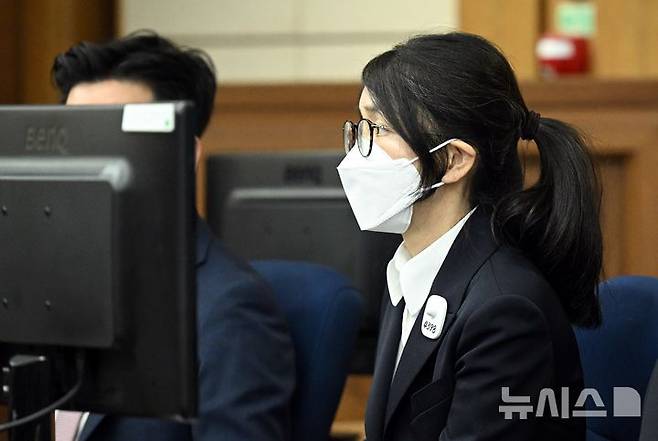 [서울=뉴시스] 사진공동취재단 = 공직·이권 청탁을 대가로 각종 금품을 수수했다는 이른바 '매관매직' 혐의로 기소돼 1심에서 징역 7년을 선고받은 김건희 여사가 2심에서 소폭 감형된 징역 5년을 선고받았다. 사진은 김 여사가 지난해 9월 24일 서울 서초구 서울중앙지방법원에서 열린 자신의 자본시장법 위반 혐의 첫 재판에 출석한 모습. 2026.09.22. photo@newsis.com