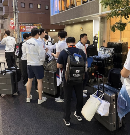 [사진] 공항버스를 기다리고 있는 남자농구대표팀 / 여준석 SNS