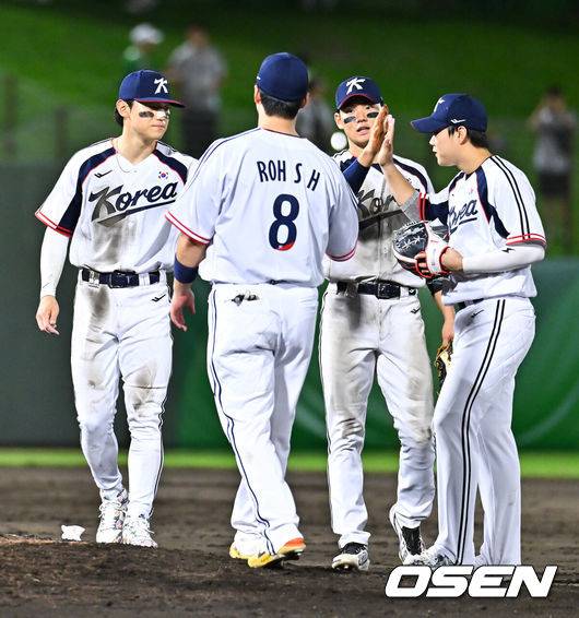 [OSEN=오카자키(일본), 박준형 기자]  류지현호가 에이스 곽빈을 앞세워 운명의 조별예선 첫 경기를 완승으로 장식했다.&nbsp;류지현 감독이 이끄는 한국 야구대표팀은 21일 일본 아이치현 오카자키 중앙종합공원 야구장에서 열린 2026 아이치-나고야 아시안게임 대만과 B조 조별예선 1차전에서 5-0으로 승리했다.경기종료 후 김도영과 김주원, 박준순, 노시환이 승리의 기쁨을 나누고 있다.    2026.09.21 / soul1014@osen.co.kr