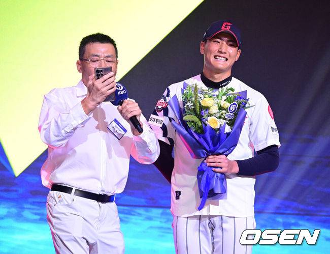 [OSEN=최규한 기자] 21일 오후 서울 잠실동 롯데호텔 월드 크리스탈볼룸에서 ‘2027 KBO 신인드래프트’가 열렸다.&nbsp;이번 신인드래프트는 2025시즌 순위의 역순에 따라 키움 히어로즈, 두산 베어스, KIA 타이거즈, 롯데 자이언츠, KT 위즈, NC 다이노스, 삼성 라이온즈, SSG 랜더스, 한화 이글스, LG 트윈스 순서로 1라운드부터 11라운드까지 지명할 수 있다.&nbsp;서울디자인고 박근서가 전체 4번으로 롯데 자이언츠에 지명된 뒤 아버지의 노래를 들으며 미소짓고 있다. 2026.09.21 / dreamer@osen.co.kr